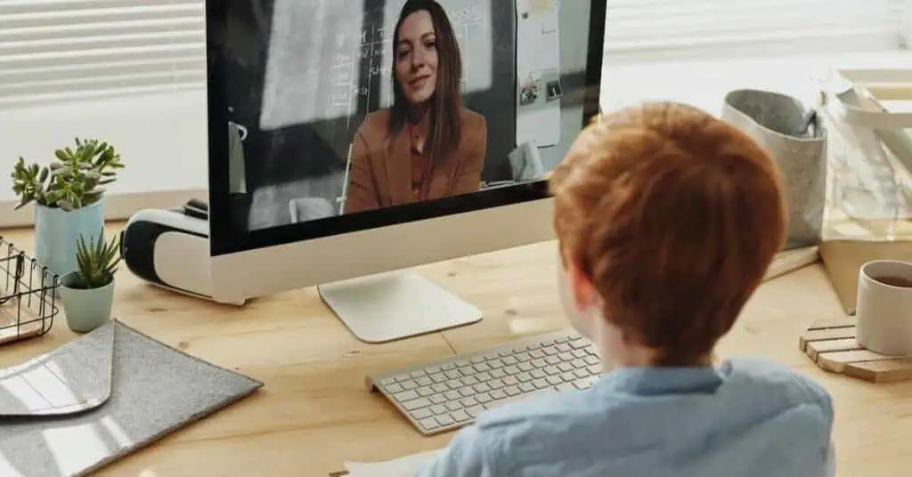 Live virtual teachers positively influence students