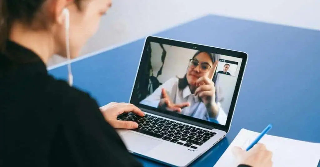 Student learns via virtual teaching