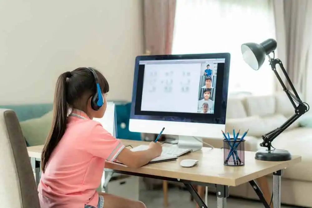 A girl at a screen in a virtual classroom