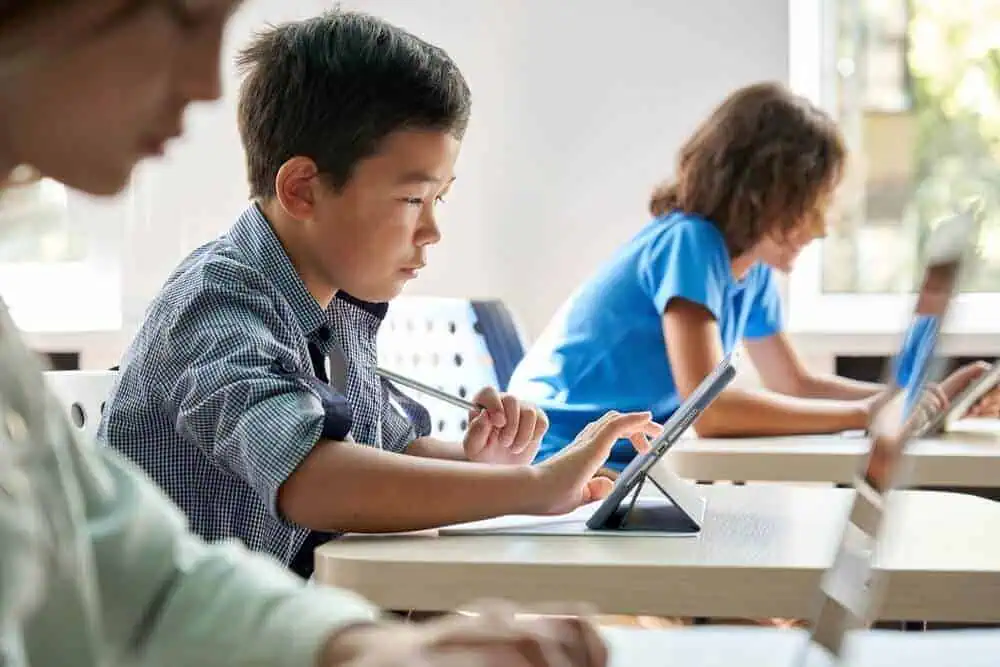 younger students in a distance learning course