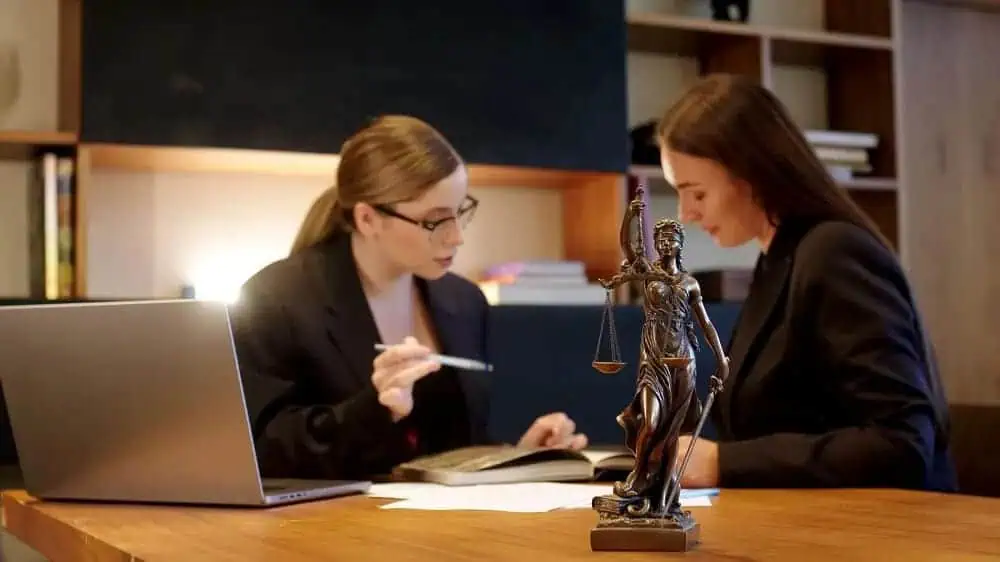 Learning the legal aspects of hiring virtual educators protects districts